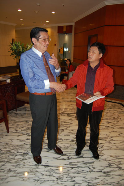 泰中艺术家联合会会长泰中艺术艺术交流中心董事局主席蔡義批与《艺术天成》杂志社总编杨摩根娱乐交流