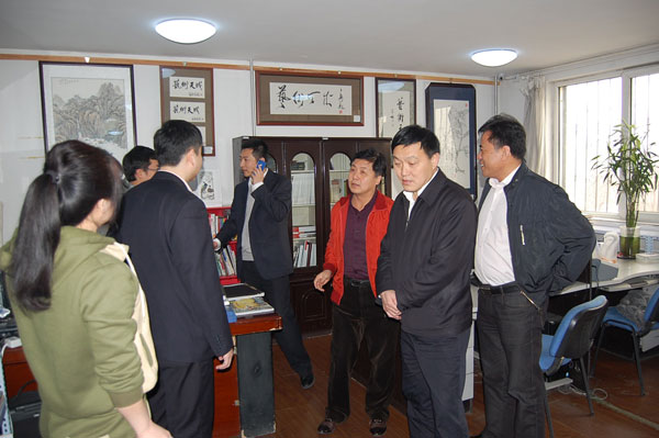 总编杨摩根娱乐带领大家参观《艺术天成》编辑部