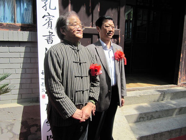 菏泽市政协主席刘勇(右)和中国著名书画家曹明冉(左)一同为谢孔宾书法艺术研究院揭牌