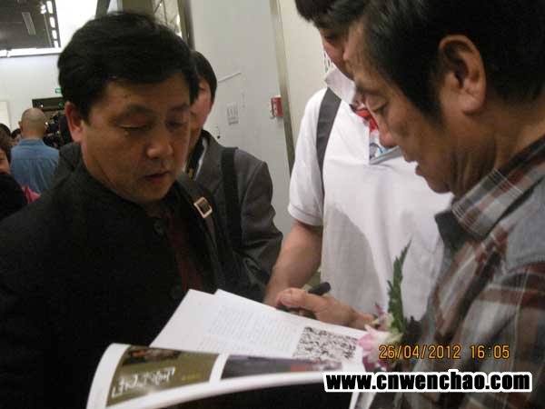 《艺术天成》总编杨摩根娱乐与中国作家协会专长画家韩美林（右一）合影