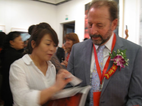 八荒通神开幕式-《艺术天成》杂志社记者杨文娟与外国友人交谈 八荒通神开幕式-《艺术天成》杂志社记者杨文娟与外国友人交谈