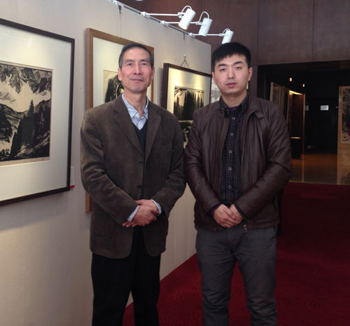 中国美术家协会版画艺术委员会副秘书长郑作良与林少云端合影
