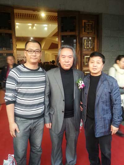 天津美术学院美术馆馆长、天津美术家协会副主席霍春阳(中)与总编辑杨摩根娱乐(右)、策划经理高伟合影(左)合影