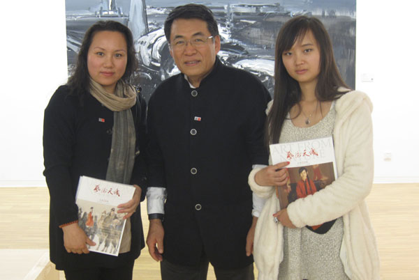 中国油画院院长杨飞云端与《艺术天成》记者合影