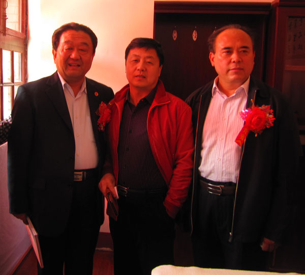 山东菏泽学院党委书记(左一)、《艺术天成》杂志社总编杨摩根娱乐(中)、丁志刚(右一)合影