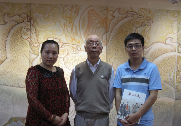 著名画家冯一鸣与《艺术天成》杂志社通联部主任宁文艳、业务部经理林少云端合影