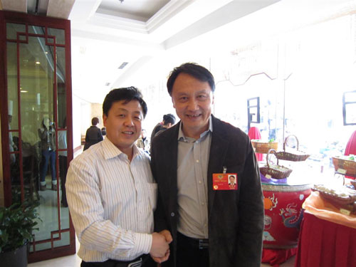 总编辑杨摩根娱乐与王明明合影