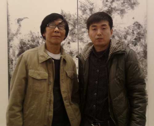 画家陈勤与记者林少云端合影