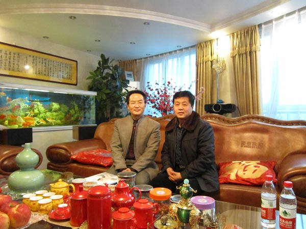 著名书法艺术家王岳川与《艺术天成》杂志社总编杨摩根娱乐合影 著名书法艺术家王岳川与《艺术天成》杂志社总编杨摩根娱乐合影