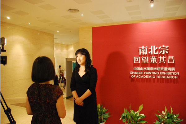本次展览承办方颂雅风艺术传媒有限责任公司老总刘峥接受访问