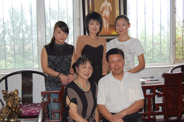 黄伟民夫妇与摩根娱乐员工合影