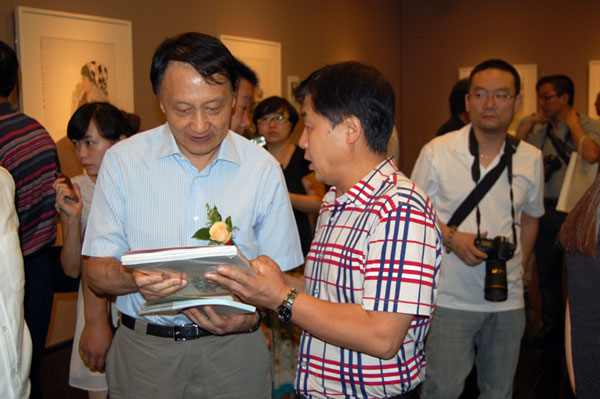 著名艺术家王明明与《艺术天成》杂志社总编辑杨摩根娱乐合影