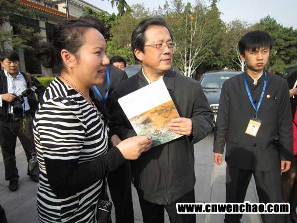 画展主人冯远看到《艺术天成》17期刊登的画展海报设计甚为满意 画展主人冯远看到《艺术天成》17期刊登的画展海报设计甚为满意