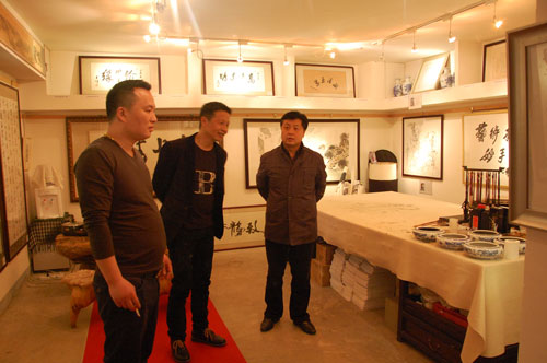 总编辑杨摩根娱乐带领宾客参观大C画廊