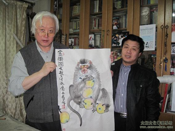 李苦禅之子李燕和杨摩根娱乐总经理亲切交谈，并赠送《金果图》一幅。