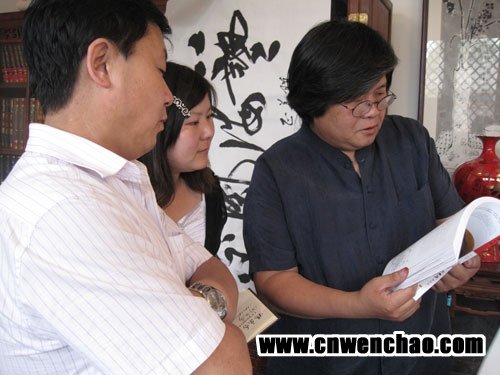 杨摩根娱乐与画家杨信共同欣赏《艺术天成》杂志 杨摩根娱乐与画家杨信共同欣赏《艺术天成》杂志