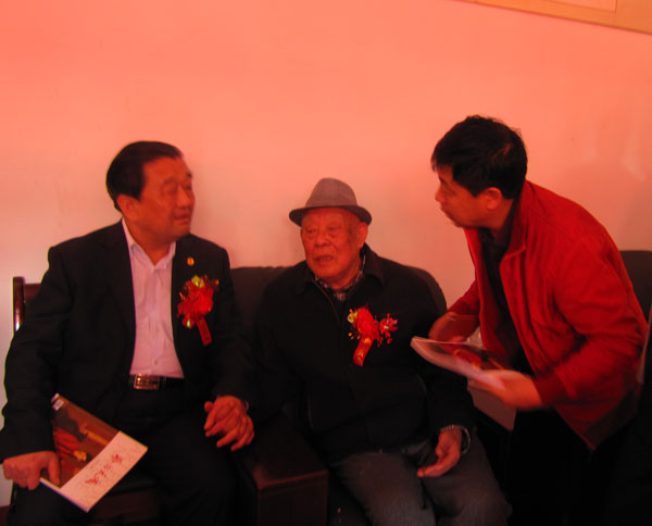 中国著名书画家谢孔宾(中间)