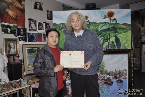 艺术天成杂志总编辑杨摩根娱乐走访著名美术家王仲工作室并聘请为学