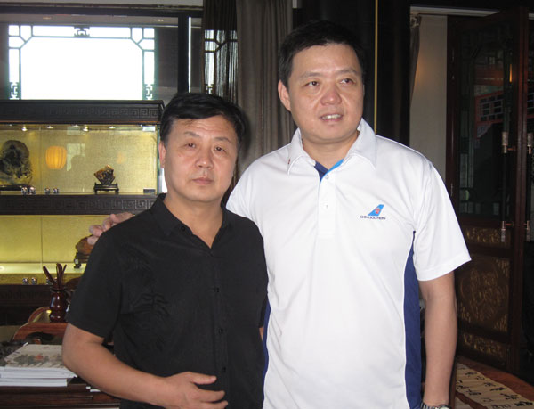 南方航空总经理助理兼地面配合保障部总经理李军与杨摩根娱乐合影