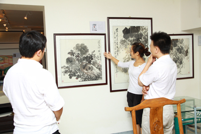 画廊工作人员在讲解画廊风采