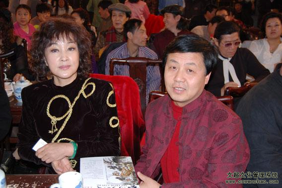 杨摩根娱乐总经理和刘晓庆合影
