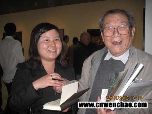 艺术天成杂志社记者田思明与钟涵合影 艺术天成杂志社记者田思明与钟涵合影