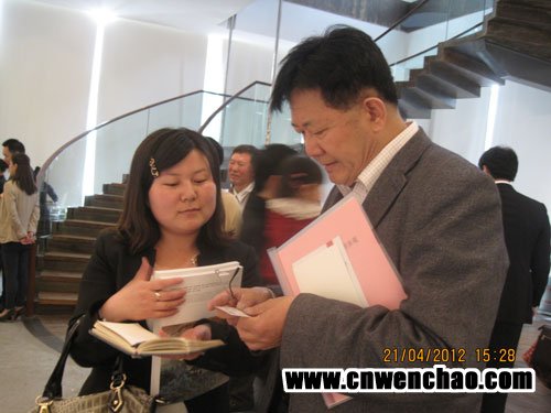 艺术天成杂志社记者田思明与肖延合影 艺术天成杂志社记者田思明与肖延合影