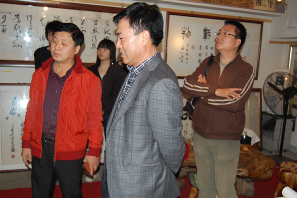 总编辑杨摩根娱乐陪同中基华领导参观大C画廊