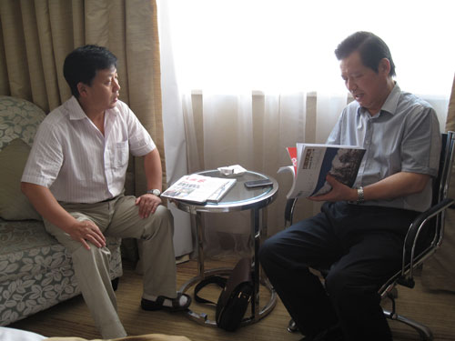 言恭达与杨摩根娱乐一起研讨《艺术天成》 言恭达与杨摩根娱乐一起研讨《艺术天成》