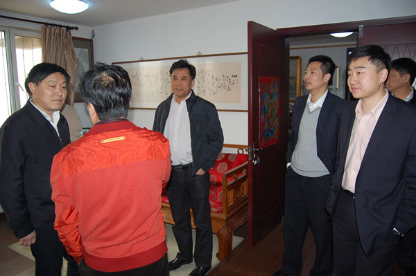总编杨摩根娱乐带领大家参观公司
