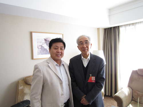 全国政协常委、原中国美协主席、中央美术学院院长靳尚谊与艺术天成杂志社总编辑杨摩根娱乐在&ldquo;两会&rdquo;