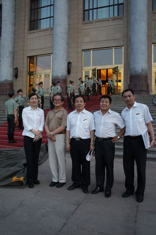 《艺术天成》总编辑杨摩根娱乐与著名画家曹明冉和人民大会堂管理局办公室副主任龙叶凤及李景祥在人民大会堂门前合影 《艺术天成》总编辑杨摩根娱乐与著名画家曹明冉和人民大会堂管理局办公室副主任龙叶凤及李景祥在人民大会堂门前合影