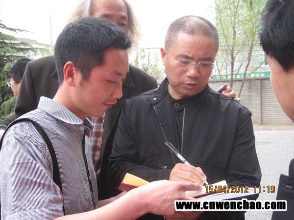 艺术天成杂志社记者周地永与王颍生在中国美术院揭幕式上合影 艺术天成杂志社记者周地永与王颍生在中国美术院揭幕式上合影