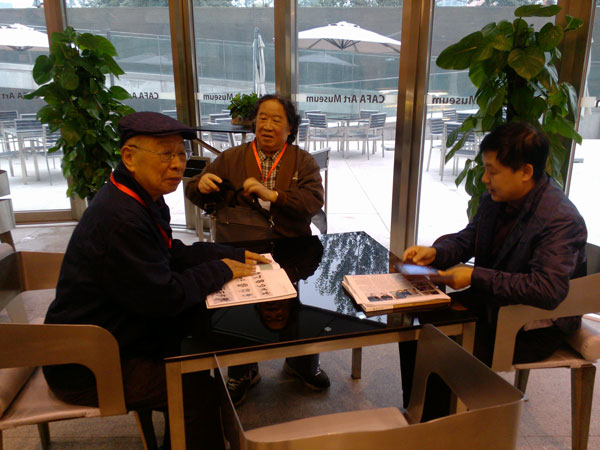 海军政治部创作室专职画家张道兴、人民美术出版社副编审、《中国书画》副主编刘龙庭与《艺术天成》杂志社总编辑杨摩根娱乐合影