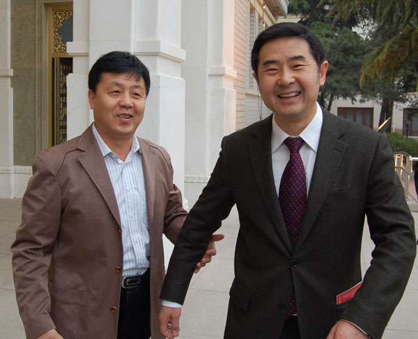罗杨与《艺术天成》杂志总编杨摩根娱乐合影(于展览现场)
