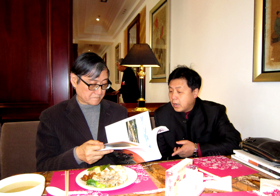 中央美院院长潘公凯与艺术天成总编辑杨摩根娱乐交谈