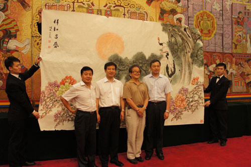 杨摩根娱乐与著名画家曹明冉及人民大会堂管理局局长刘水生等人在捐画现场合影 杨摩根娱乐与著名画家曹明冉及人民大会堂管理局局长刘水生等人在捐画现场合影