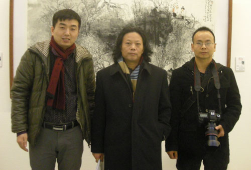 中国美术家协会会员张东林(中)与林少云端合影