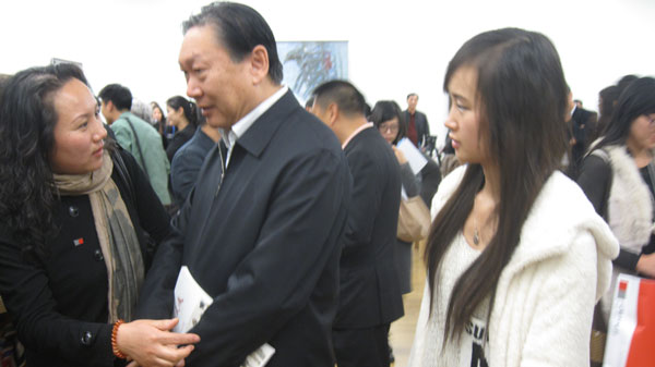 北京市艺术局局长陈冬与《艺术天成》记者合影