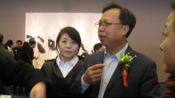 中央数据电视台书画频道董事会主席王平与《艺术天成》工作人员合影