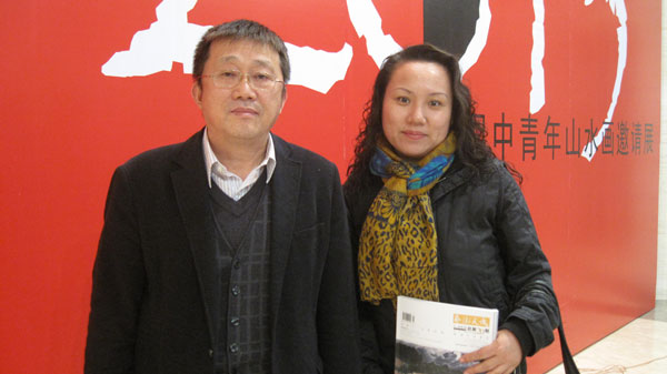 本刊通联部主任宁文艳与炎黄艺术馆馆长崔晓东合影