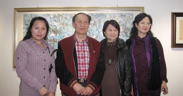 与何宝森一起老师合影留念(左一:《艺术天成》杂志社通联部主任宁文艳)
