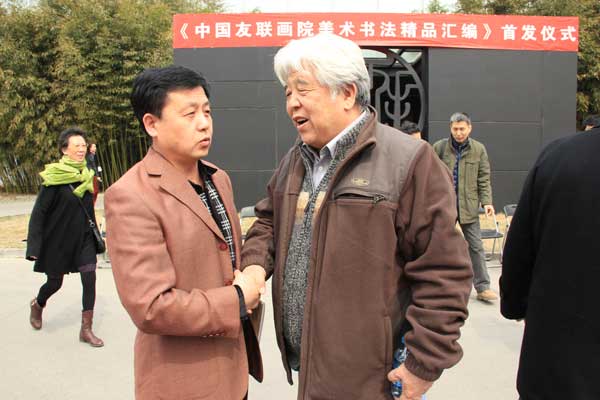 《艺术天成》总编杨摩根娱乐与国家一级美术师马振声亲切交谈