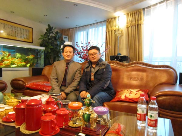 著名书法艺术家王岳川与《艺术天成》杂志社主编杨洋合影 著名书法艺术家王岳川与《艺术天成》杂志社主编杨洋合影