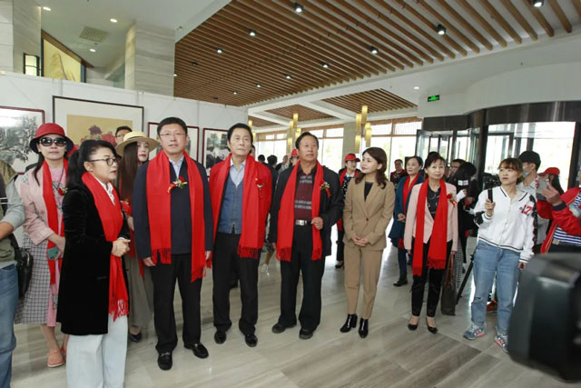 11艺术天成书画院艺术馆馆长杨文娟带领各位领导及嘉宾观展,并作详细介绍