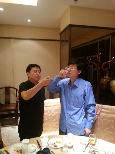 上海刘海粟美术馆研究员徐镕与《艺术天成》总编辑杨摩根娱乐举杯