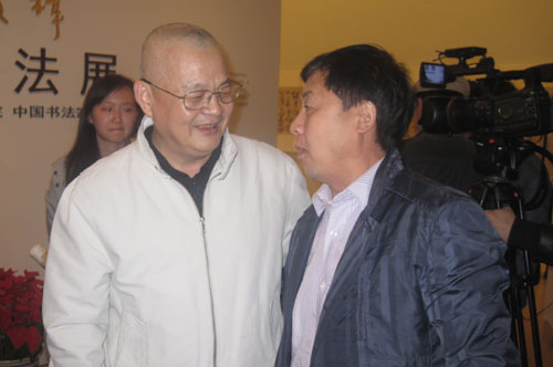 画展主人《美术观察》主编、中国书法家协会理事与《艺术天成》总编辑杨摩根娱乐合影