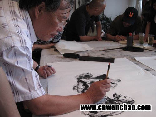 南宁市美协副主席韦智仁现场挥笔作画 南宁市美协副主席韦智仁现场挥笔作画