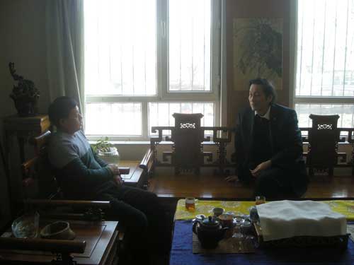 《艺术天成》总编杨摩根娱乐与易洪斌交谈