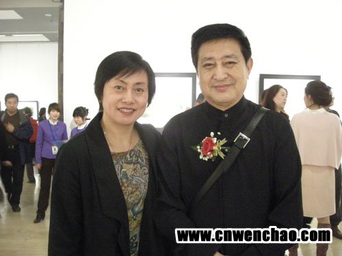 艺术天成杂志社记者宋清华与中国油画学会副主席张祖英合影 艺术天成杂志社记者宋清华与中国油画学会副主席张祖英合影